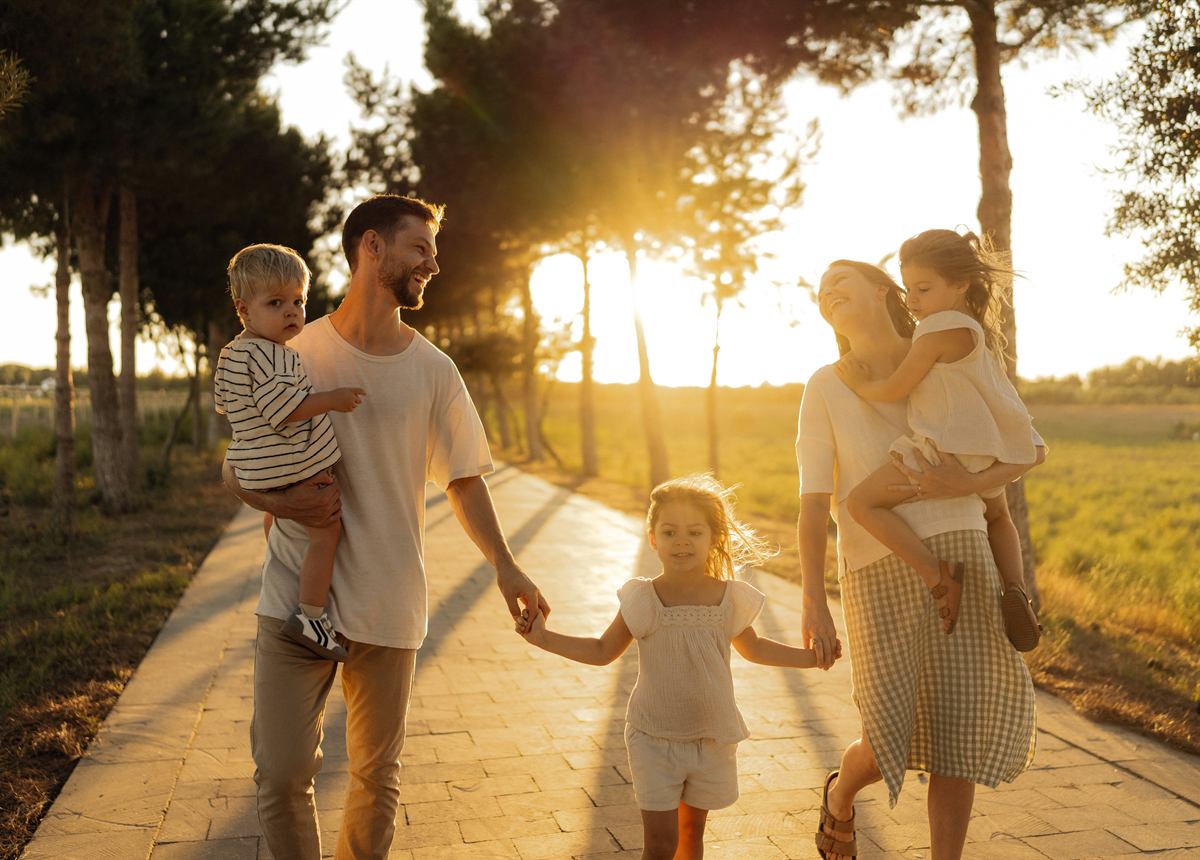 Famiglia che passeggia al tramonto
